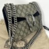 Bolsa pequeña cruzada de piel con gamuza