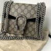 Bolsa pequeña cruzada de piel con gamuza