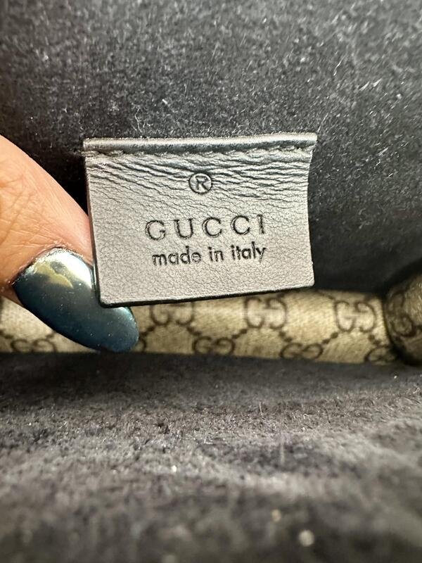 Bolsa pequeña cruzada de piel con gamuza