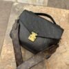 Bolsa de piel crossbody monograma