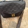 Bolsa de piel crossbody monograma