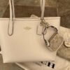 Tote mediana con cartera y charm